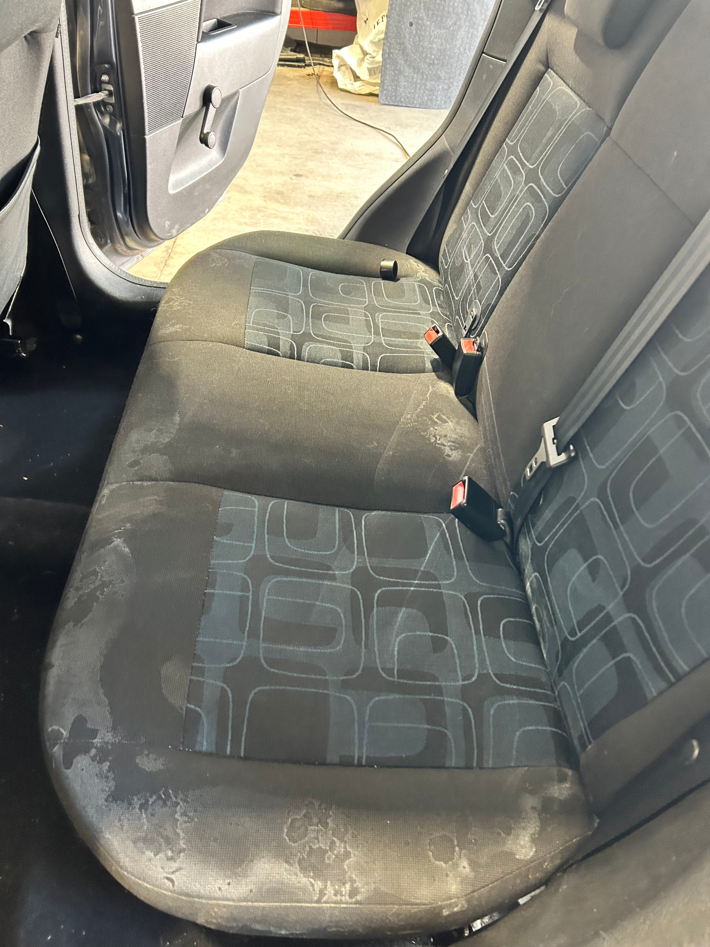 Siège de voiture taché avant nettoyage